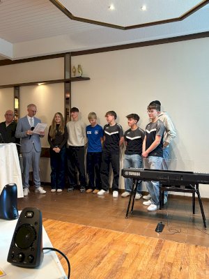 Erfolgreiche Leichtathleten des SV Groß Hesepe beim Neujahrsempfang geehrt