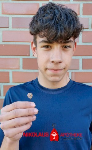 Philipp Brinkers erhält Ehrennadel des DLV