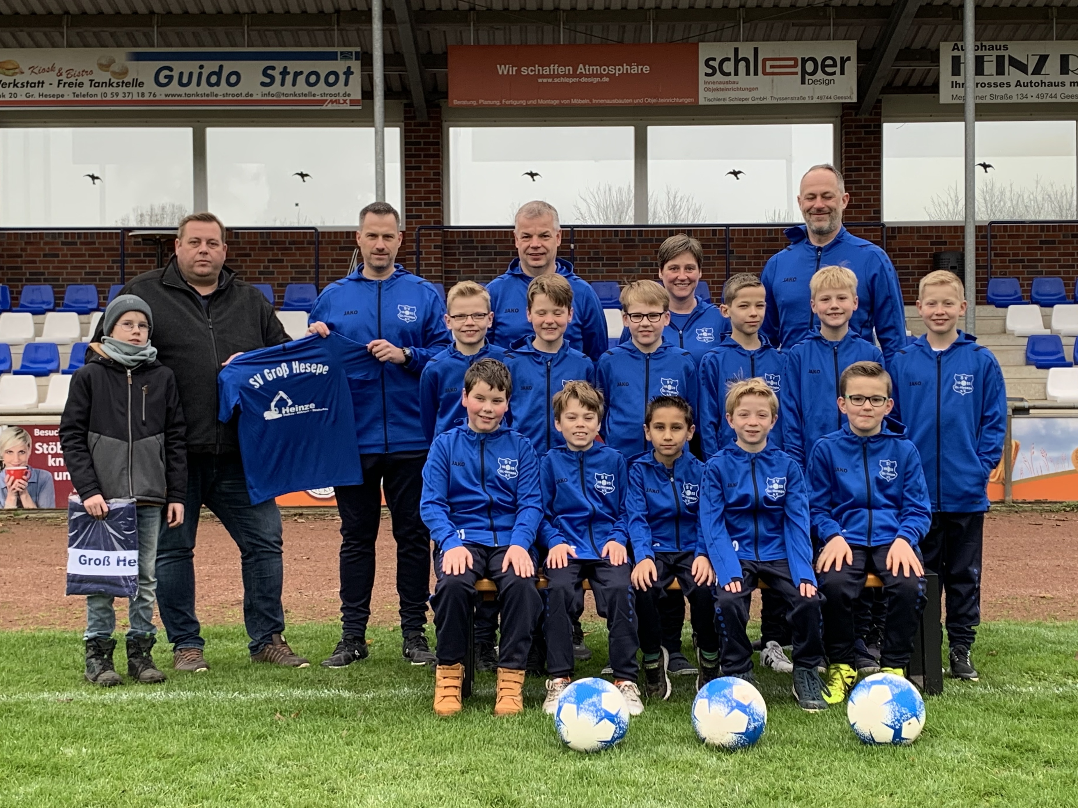 Neue Präsentationsanzüge für die E1-Jugend des SV Groß Hesepe